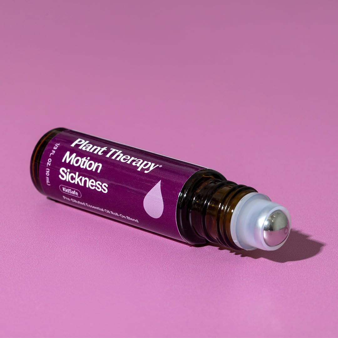 Plant Therapy roll-on dentro de un bolso de viaje para uso fácil en carretera o vuelo