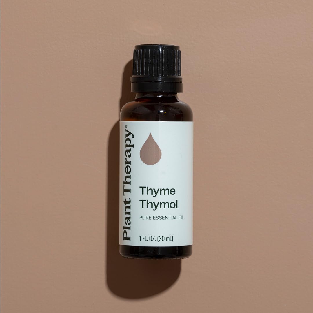 Plant Therapy botella de 30 mL junto a objetos para comparar tamaño práctico