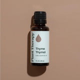 Plant Therapy botella de 30 mL junto a objetos para comparar tamaño práctico