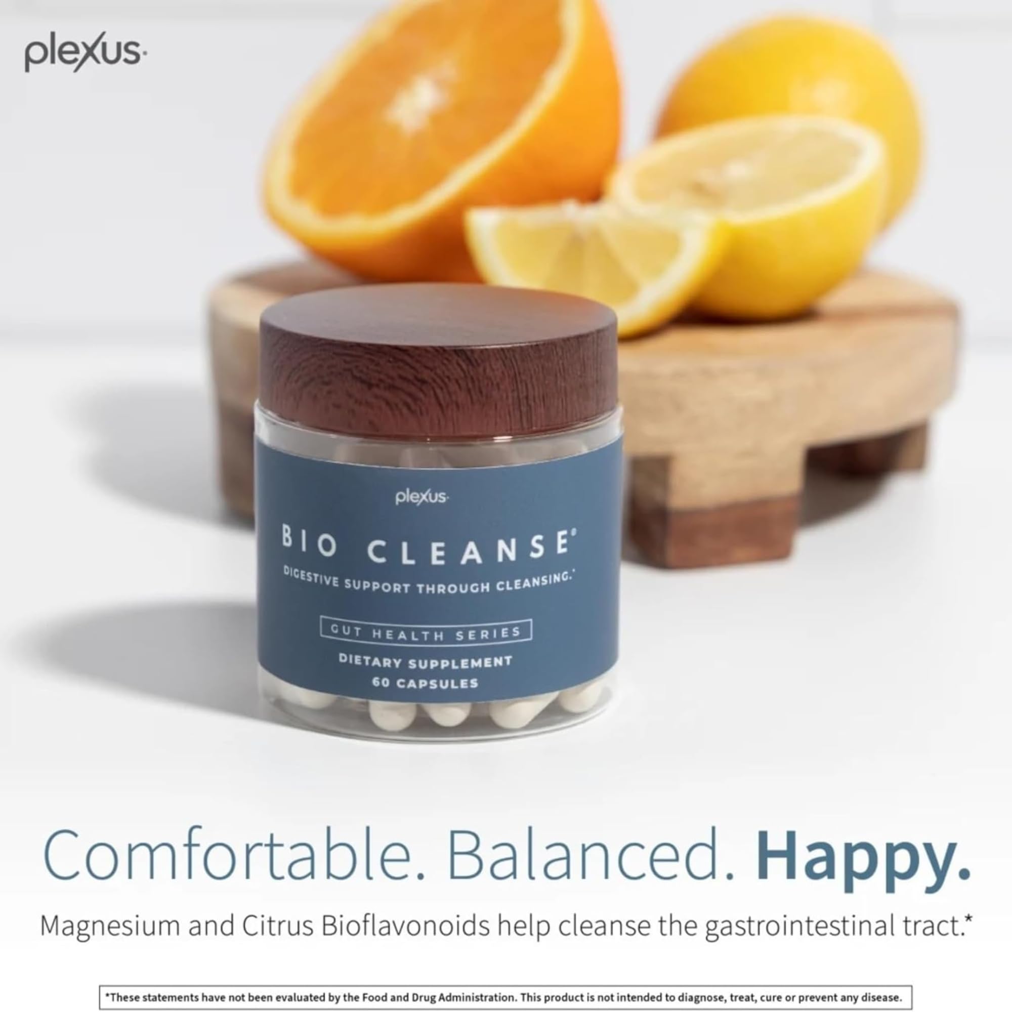 Persona en cocina sosteniendo Plexus Bio Cleanse mostrando conveniencia diaria