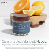 Persona en cocina sosteniendo Plexus Bio Cleanse mostrando conveniencia diaria