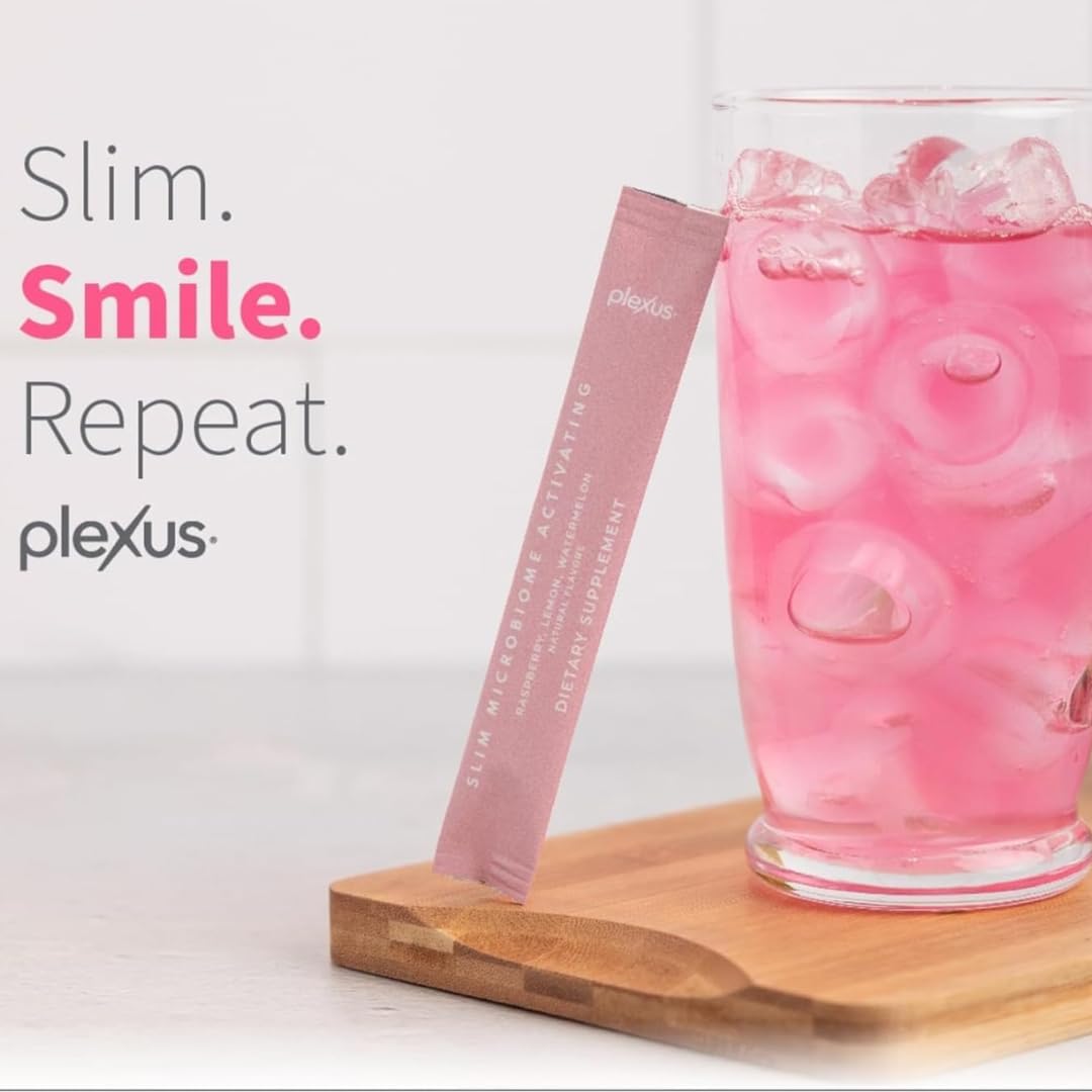 Plexus Slim vaso con hielo y bebida preparada para una hidratación sabrosa y refrescante