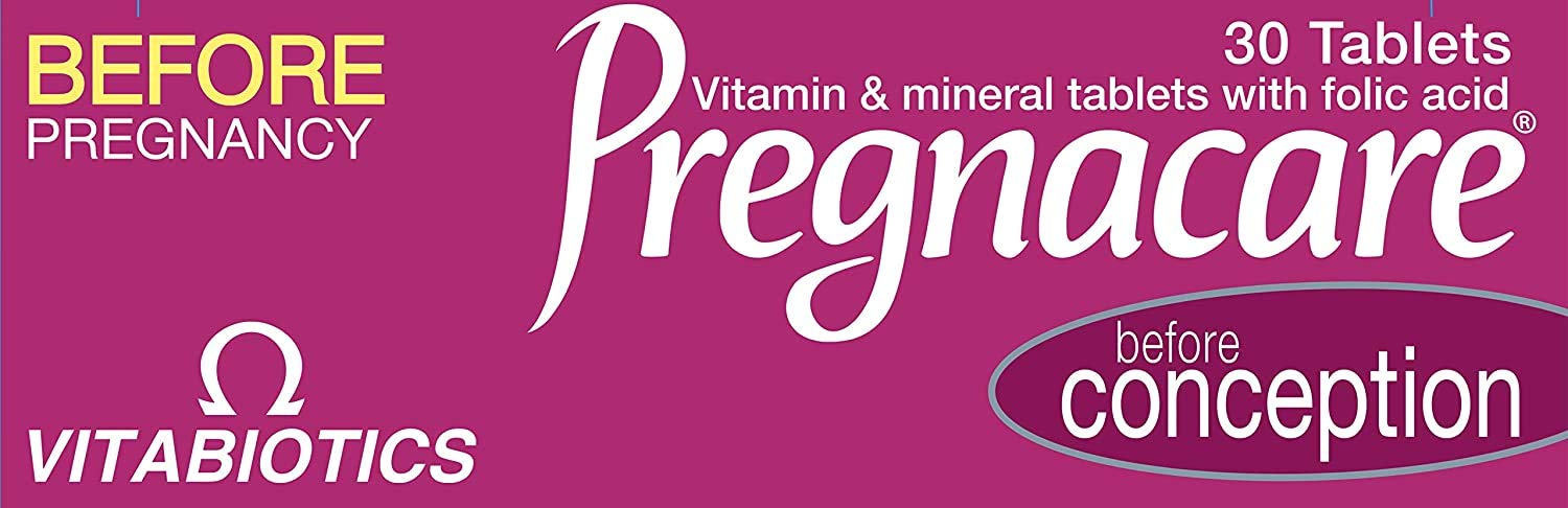 Pregnacare mujer preparando suplementos en rutina diaria para apoyo preconcepcional