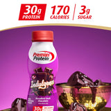 Premier Protein comparación de tamaño en manos para mostrar porción portátil