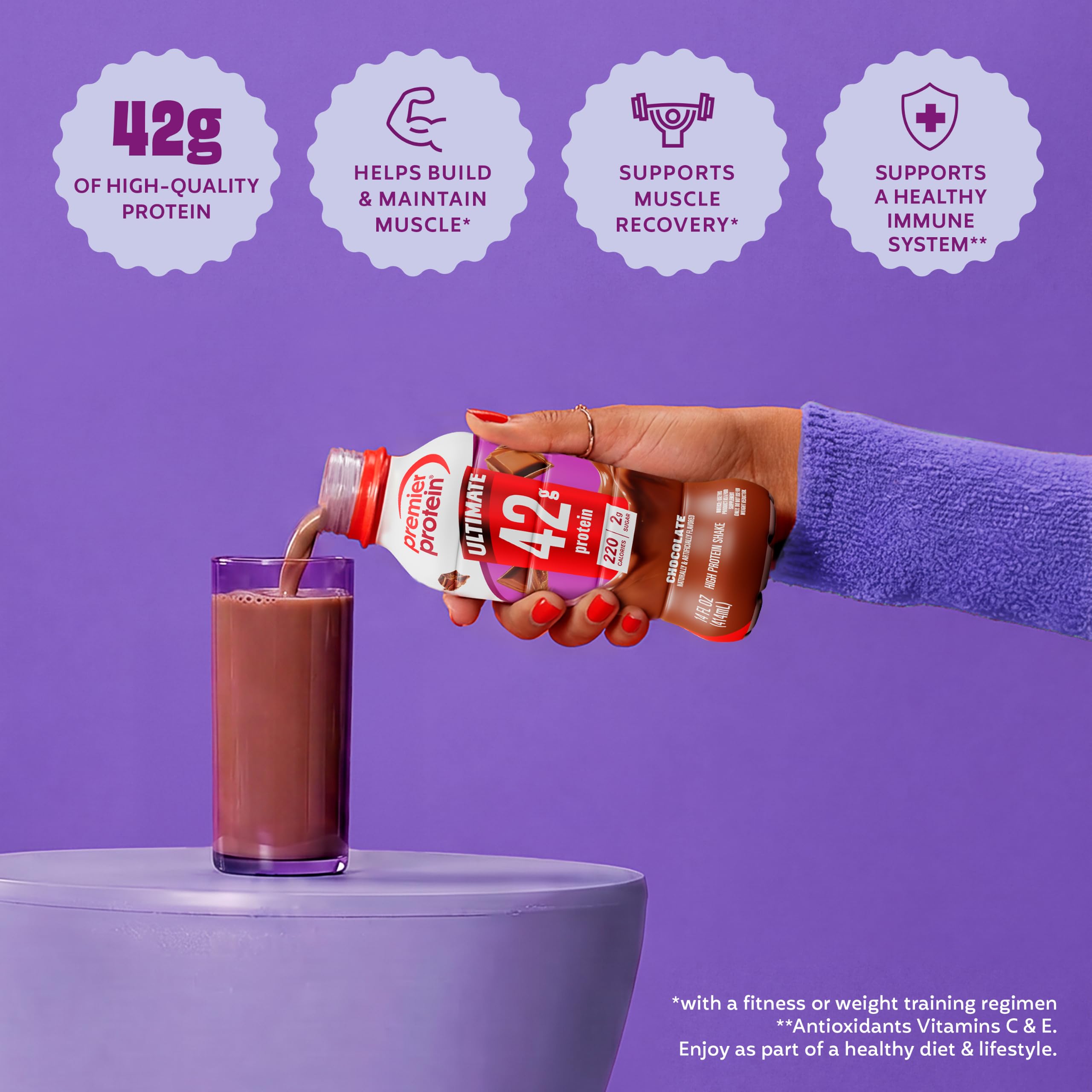 Premier Protein envase en mano para comparar tamaño y portabilidad