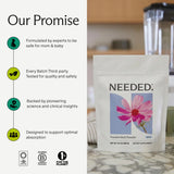 Madre preparando un batido con PrenatalPro en cocina moderna para estilo de vida saludable