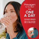 Persona tomando Prevagen por la mañana, apoyando la rutina diaria