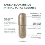 Primal Harvest Cleanse cápsulas siendo tomadas con un vaso de agua por una persona