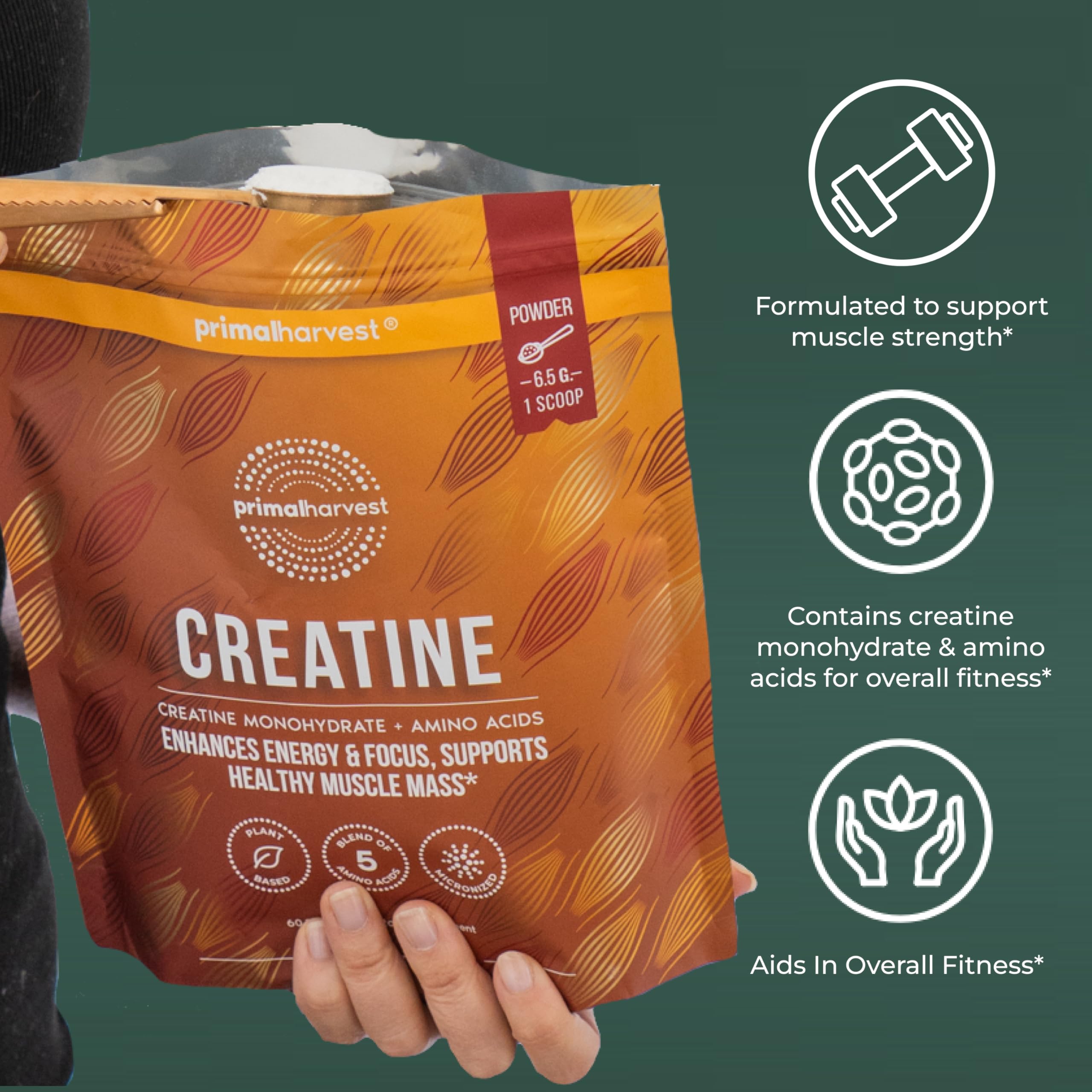 Primal Harvest creatine bolsa junto a una mano para comparar tamaño y porciones