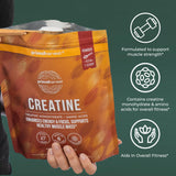 Primal Harvest creatine bolsa junto a una mano para comparar tamaño y porciones