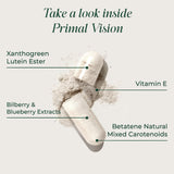 Primal Harvest Vision cápsula en mano para comparar tamaño y dosificación