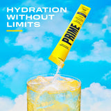 PRIME HYDRATION stick al lado de botella para comparar tamaño y conveniencia