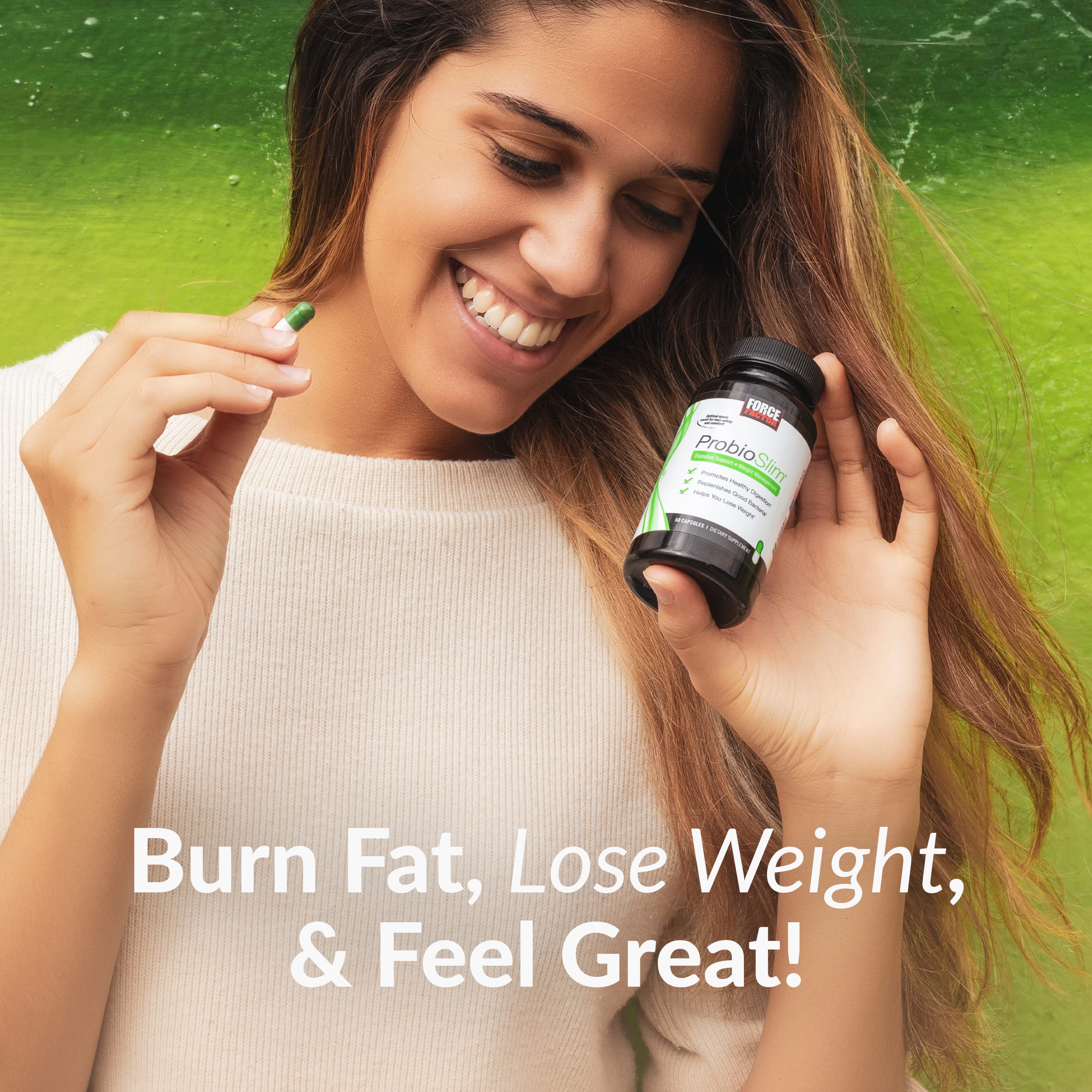 Botella ProbioSlim sobre mesa con hojas de té verde frescas