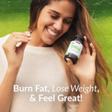Botella ProbioSlim sobre mesa con hojas de té verde frescas