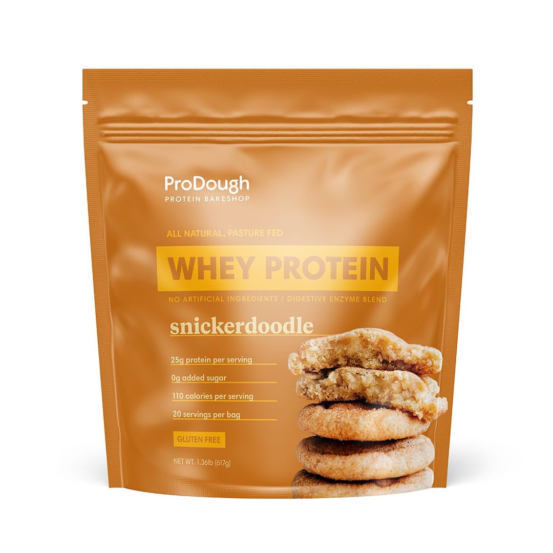 ProDough envase frontal sabor Snickerdoodle mostrando la marca y atractivo gourmet