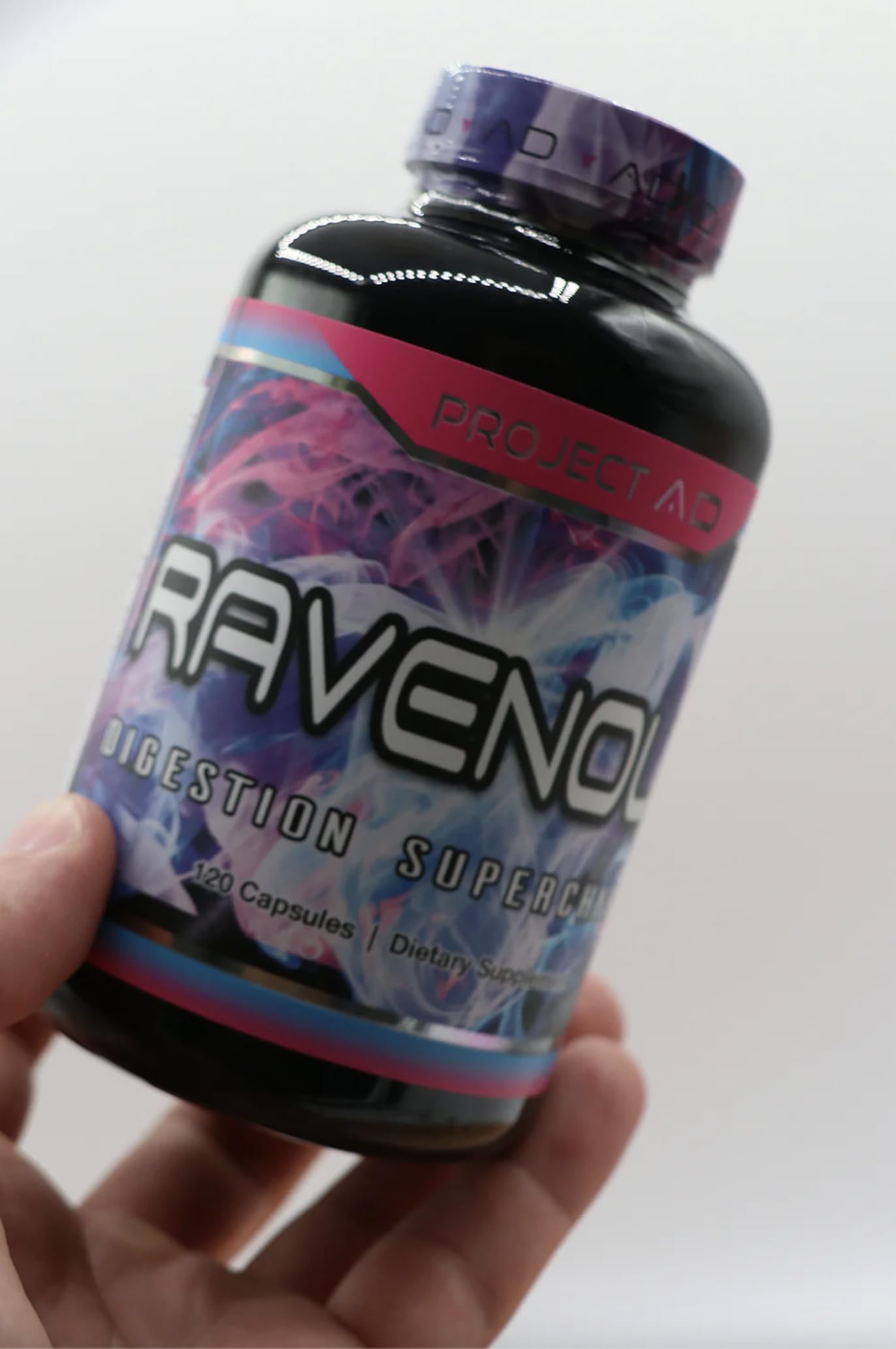 Project AD Ravenous comparado con una mano para mostrar tamaño del frasco