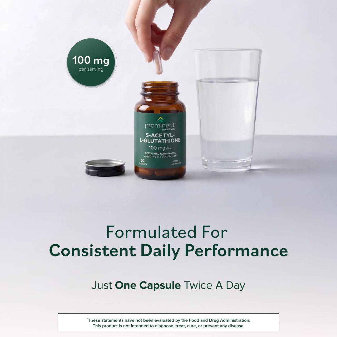 Prominent Nutrition cápsula junto a una mano para comparar tamaño y conveniencia