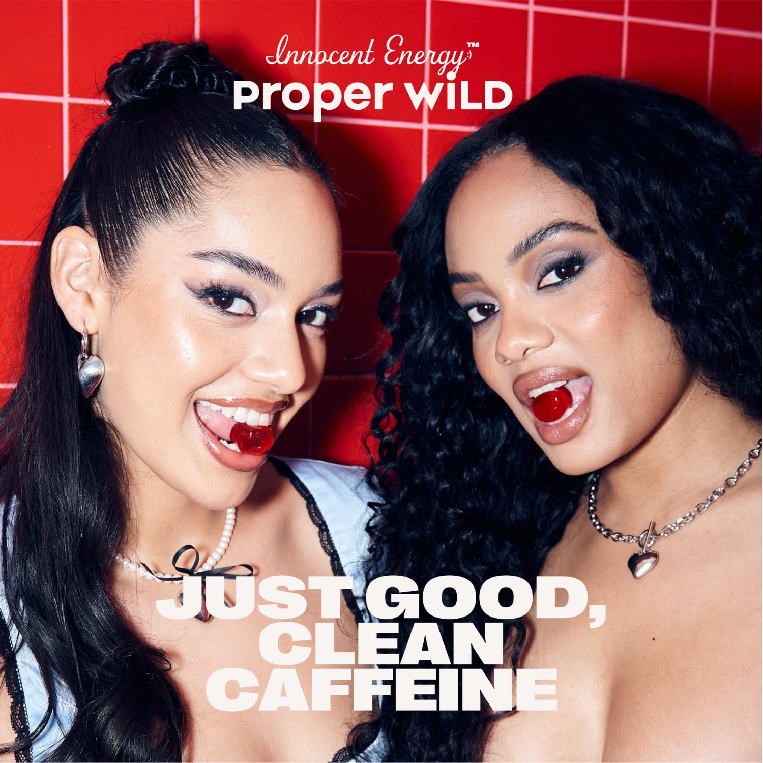 Escena lifestyle con Proper Wild en mochila destacando conveniencia diaria
