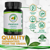 Propolis Health cápsula en mano para mostrar tamaño y facilidad