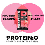 Protein2o sobre al lado de mano indicando tamaño y conveniencia