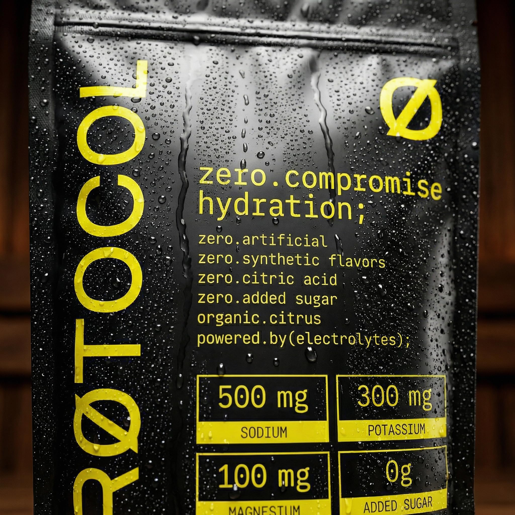 Protocol vaso preparado con hielo y rodajas de limón, hidratación refrescante