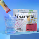 Psychedelic Water persona usando un sobre al aire libre, portabilidad práctica