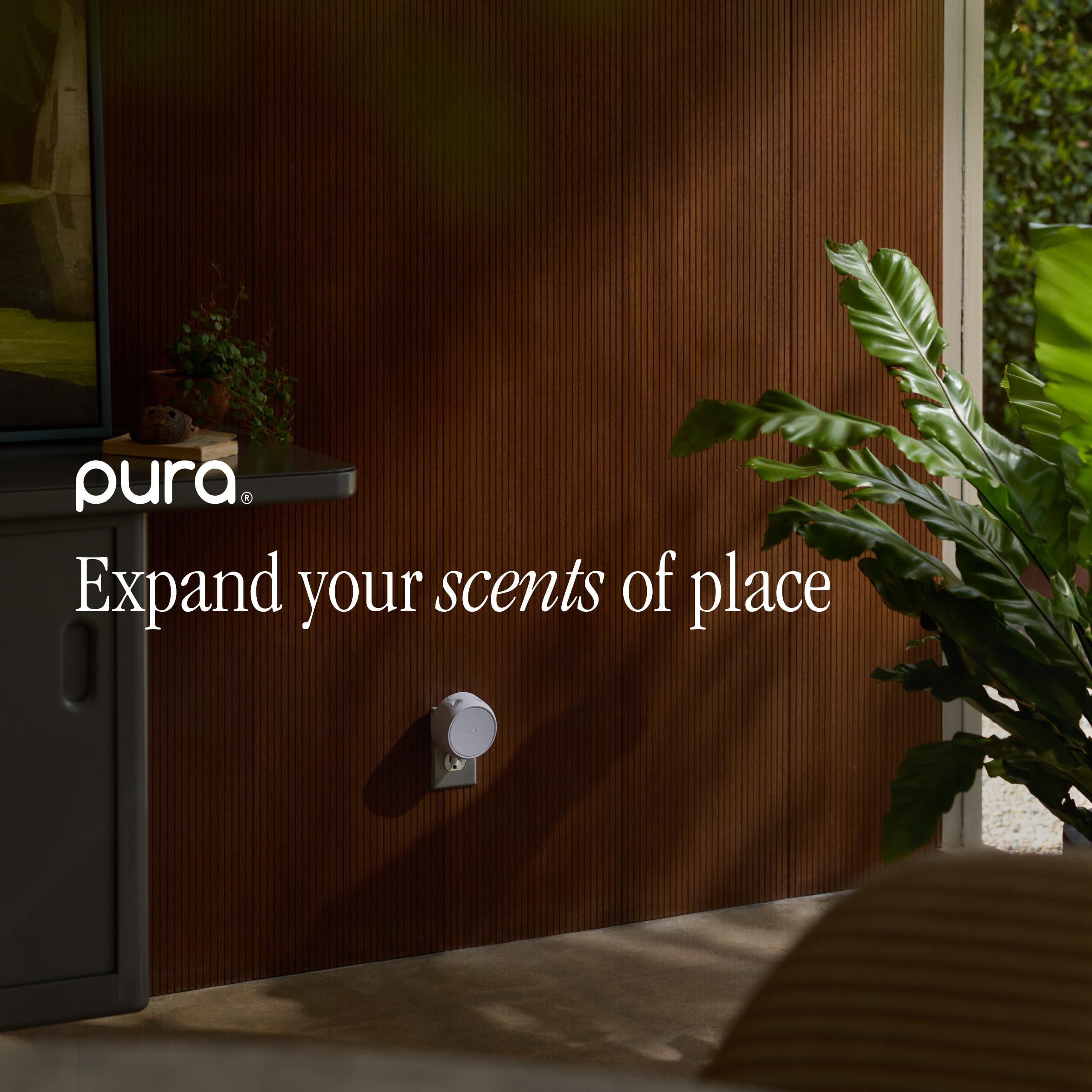 Pura Home 5 en manos para comparar tamaño y facilidad de colocación