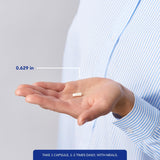 Mano sosteniendo el frasco Pure Encapsulations B12 Folate para visualización de uso