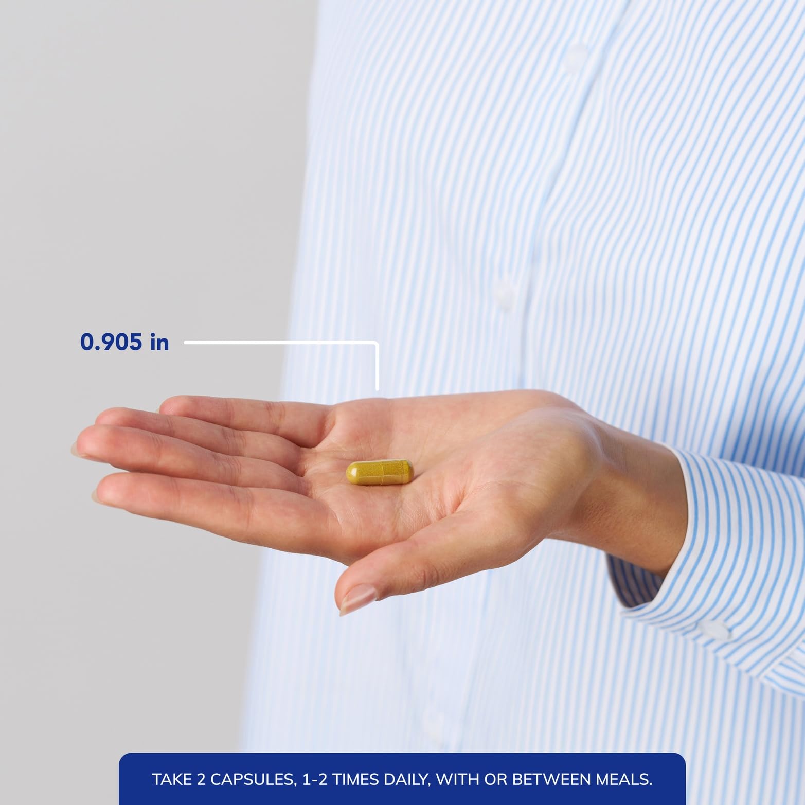 Pure Encapsulations cápsula en mano para visualizar escala y comodidad