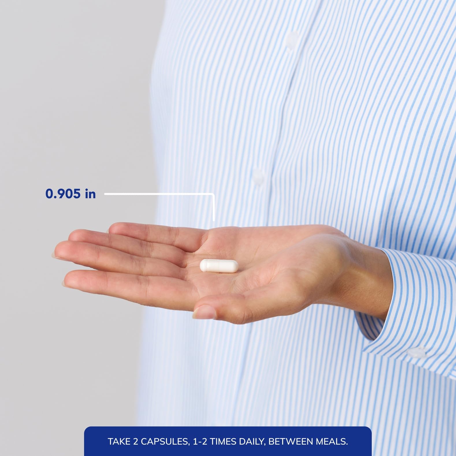 Pure Encapsulations cápsulas en mano para comparar tamaño y dosificación práctica