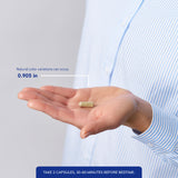 Pure Encapsulations envase en mano para comparar tamaño real y dosis por día