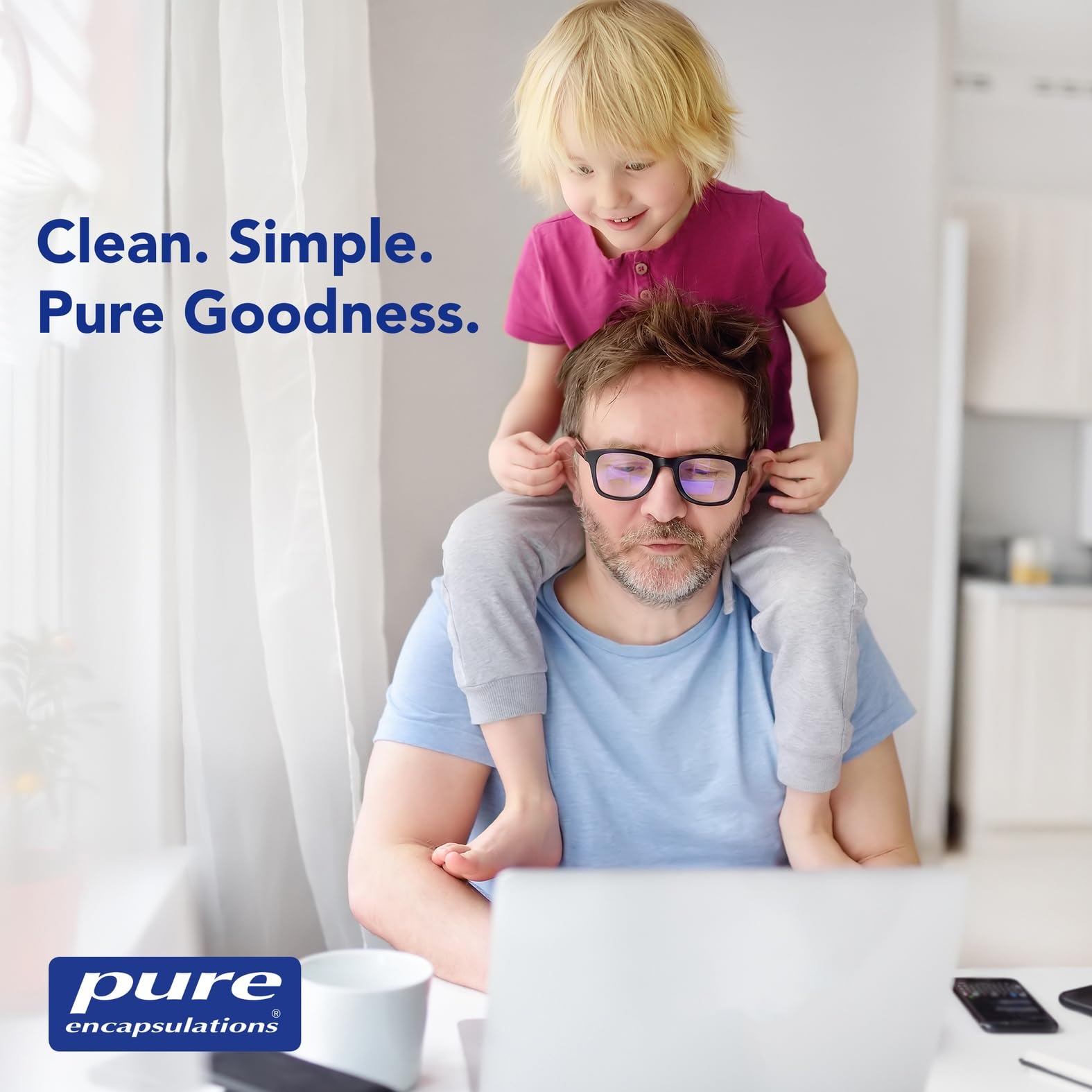 Persona usando gafas y tomando Pure Encapsulations Bilberry en rutina diaria