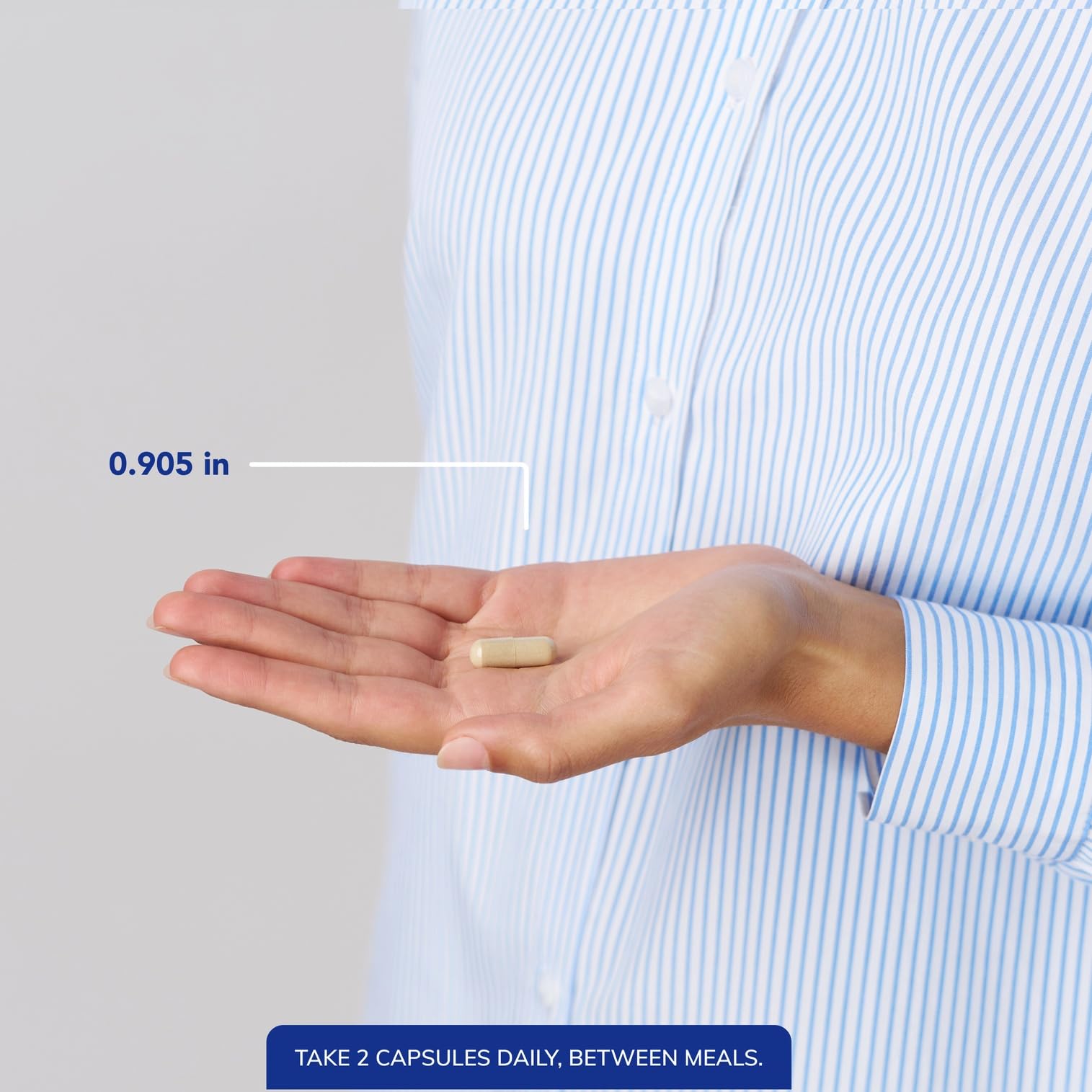 Pure Encapsulations cápsula en mano para comparar tamaño y uso práctico
