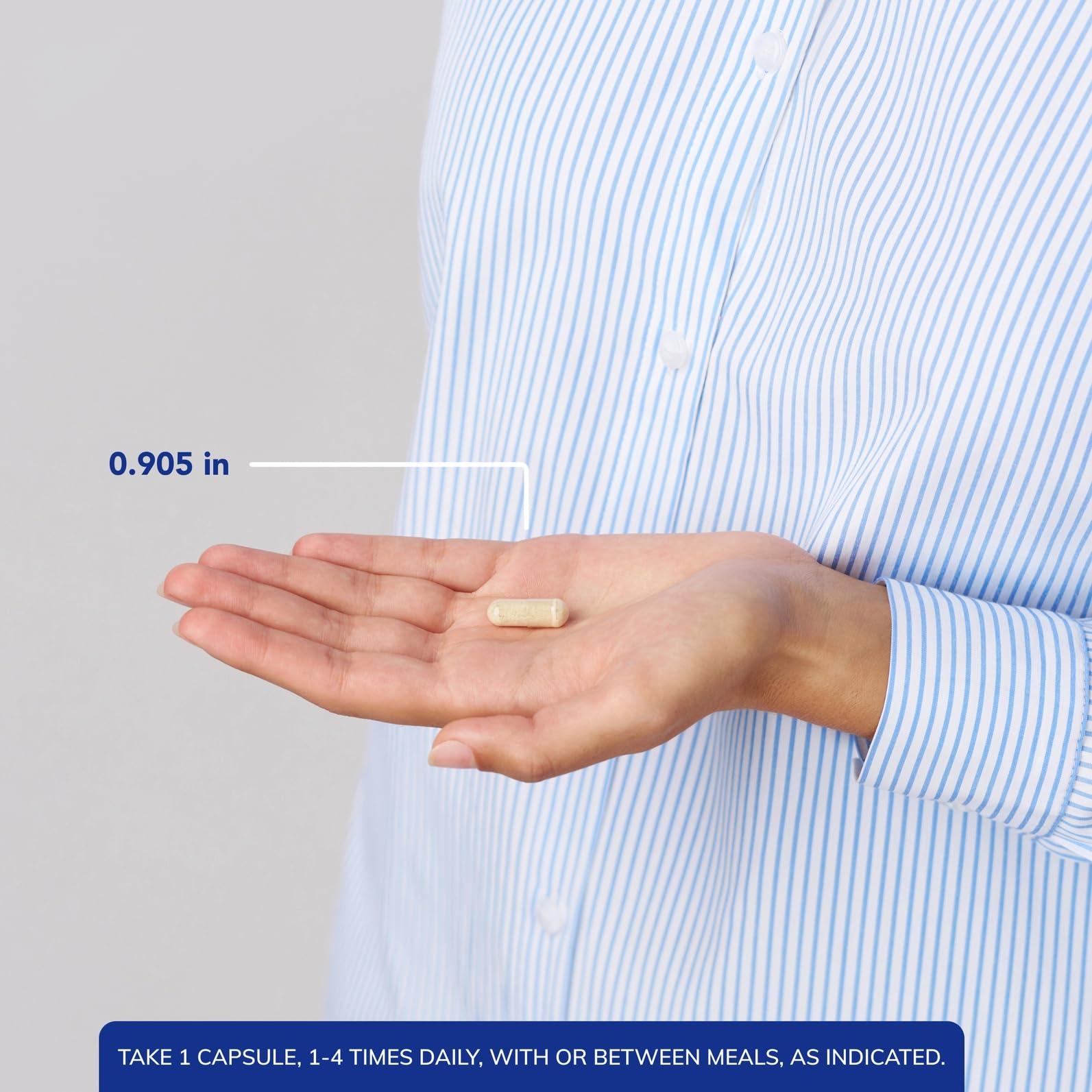 Pure Encapsulations cápsula junto a moneda para comparar tamaño y dosificación