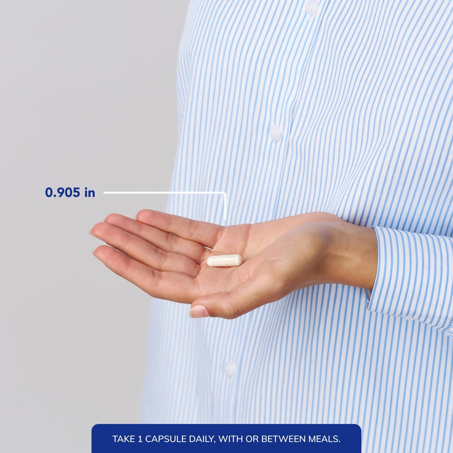 Pure Encapsulations cápsula en mano para comparar escala y dosificación práctica
