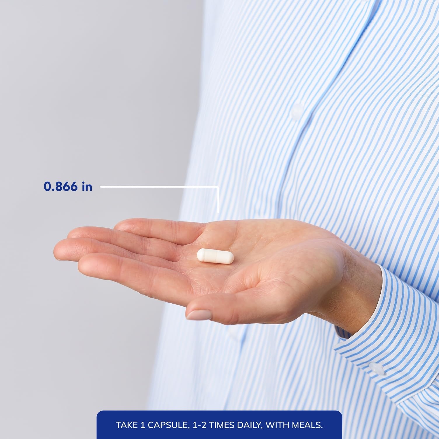 Pure Encapsulations cápsula en mano para comparar tamaño y facilitar dosificación