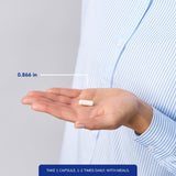 Pure Encapsulations cápsula en mano para comparar tamaño y facilitar dosificación