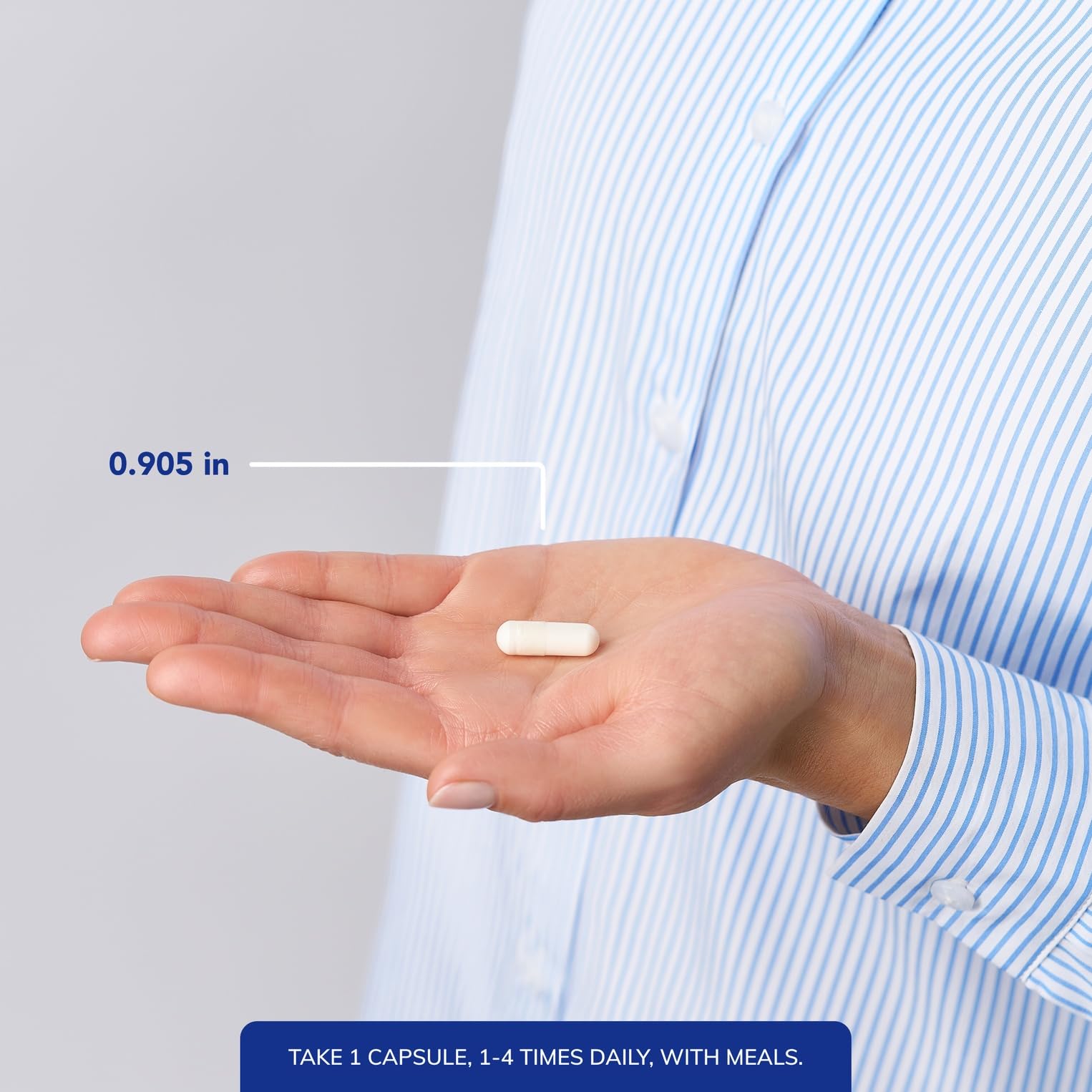Pure Encapsulations cápsula en mano para comparar tamaño y dosificación