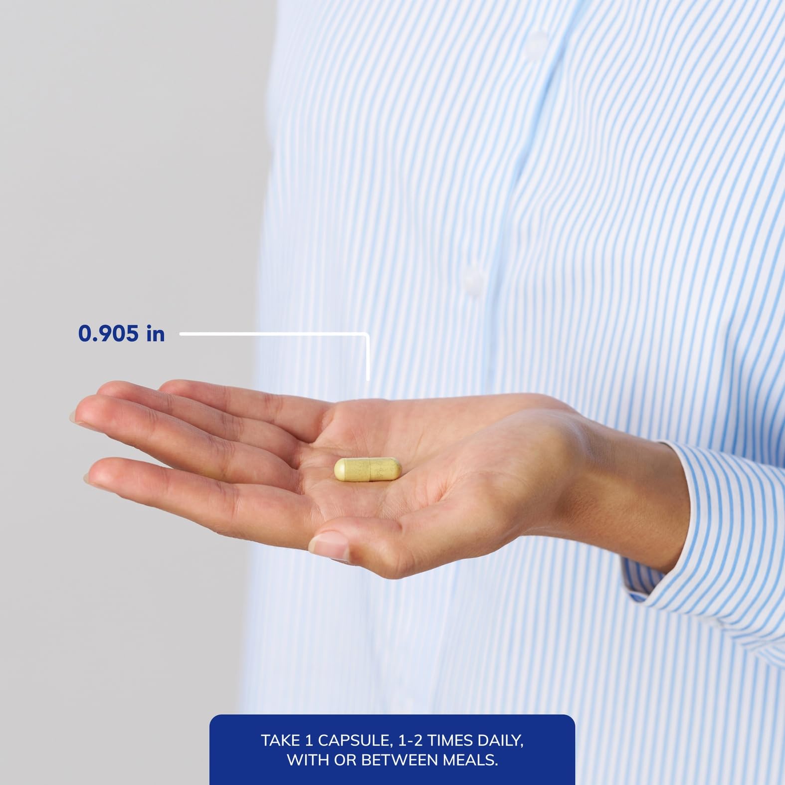 Pure Encapsulations cápsula en mano para comparar tamaño y dosificación
