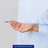 Pure Encapsulations cápsula en mano mostrando tamaño fácil de tragar y dosificación