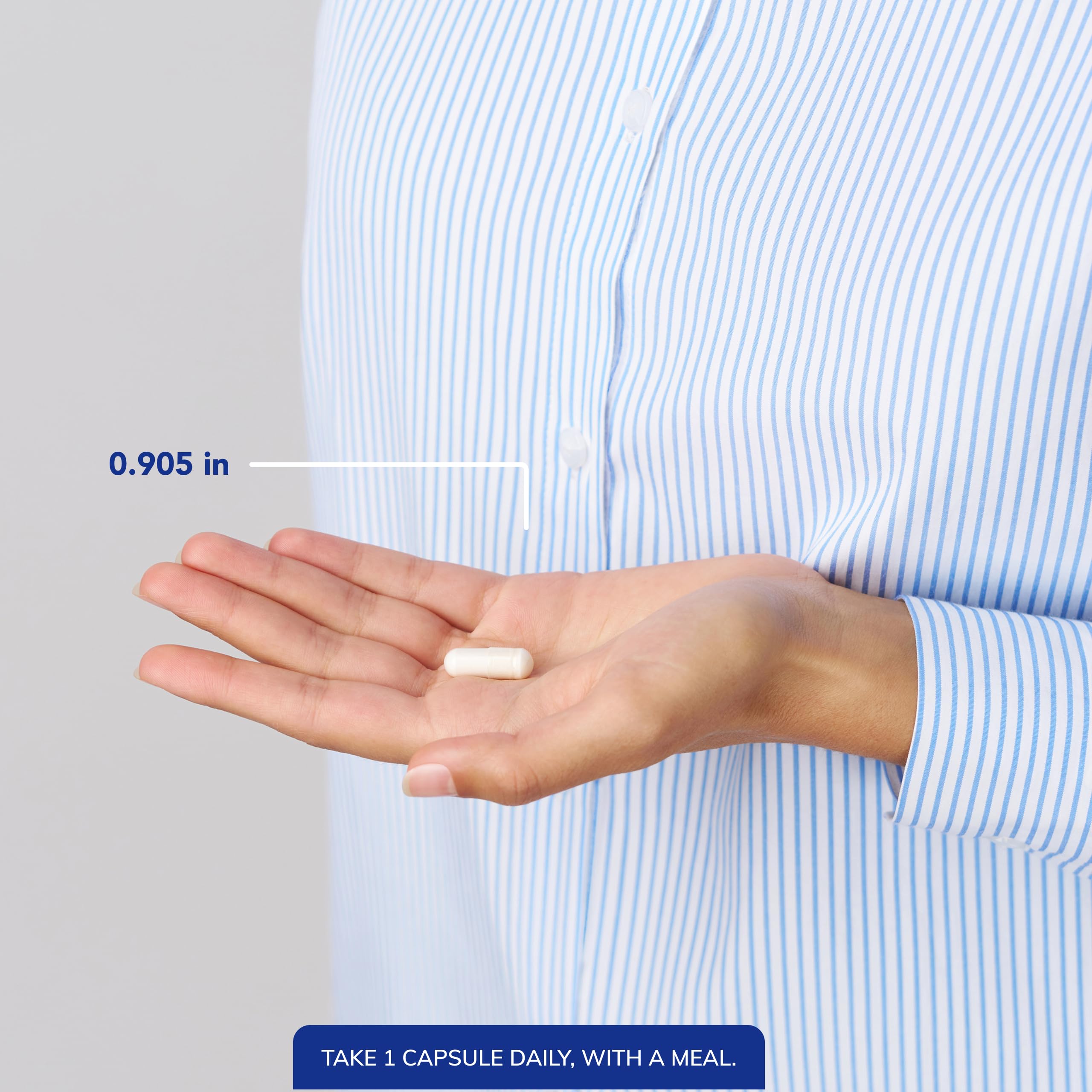 Pure Encapsulations cápsulas en mano para comparar tamaño y facilidad de ingesta