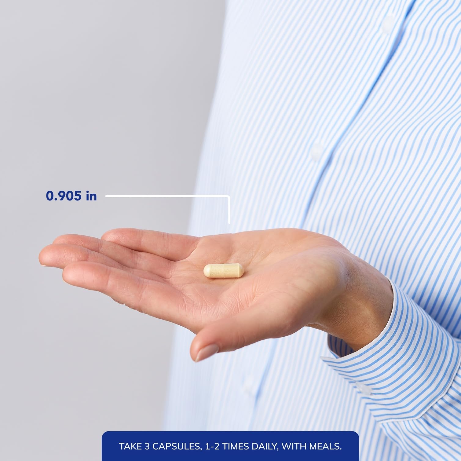 Pure Encapsulations cápsulas en mano para comparar tamaño y dosificación práctica