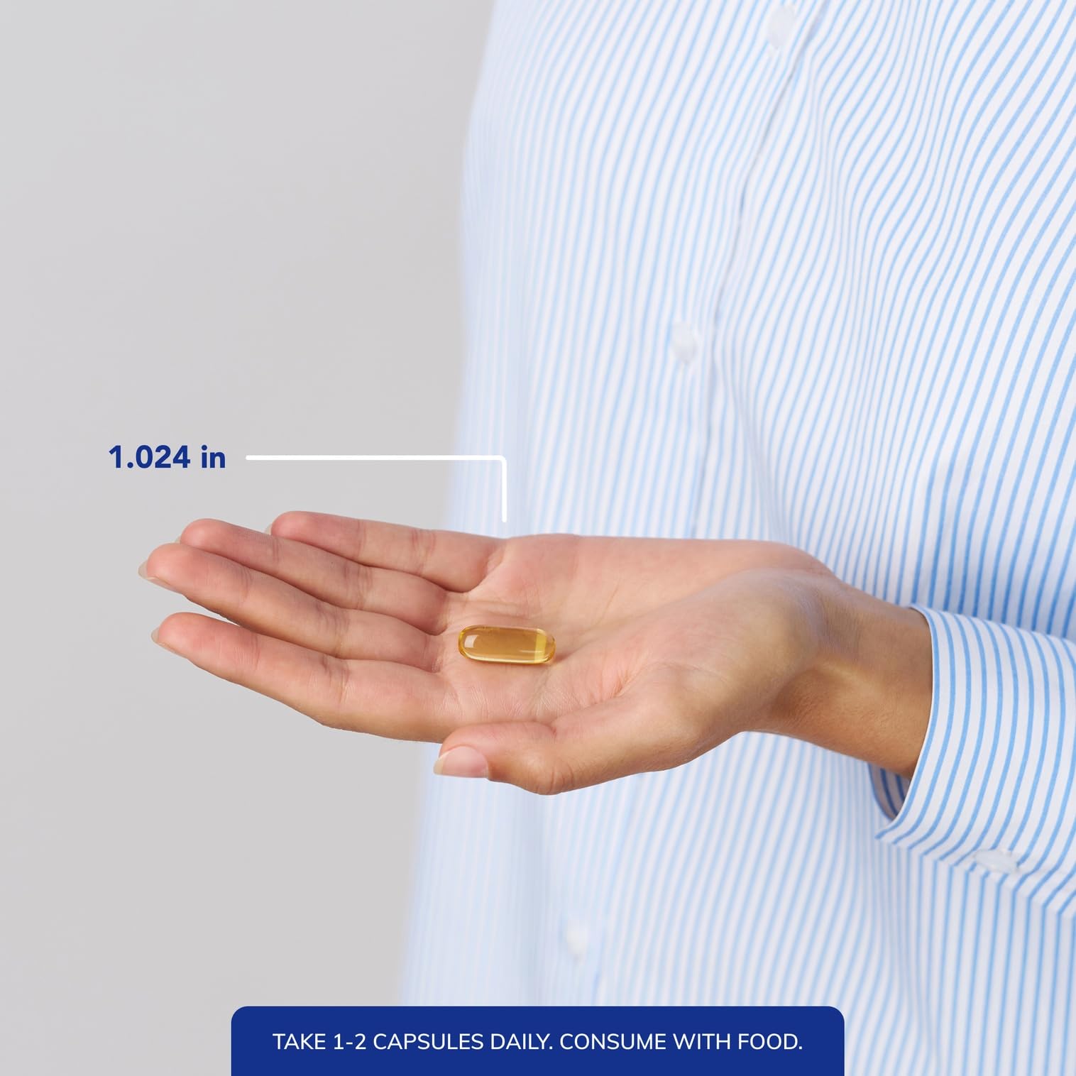 Pure Encapsulations cápsulas en mano para apreciar tamaño y dosificación cómoda