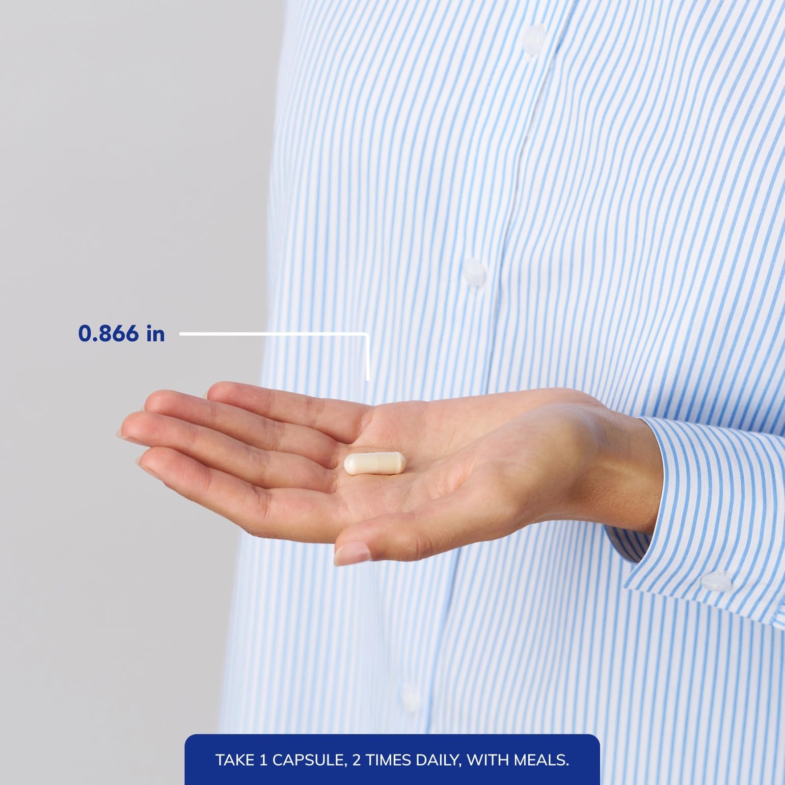 Pure Encapsulations cápsulas en mano muestra tamaño real para dosificación