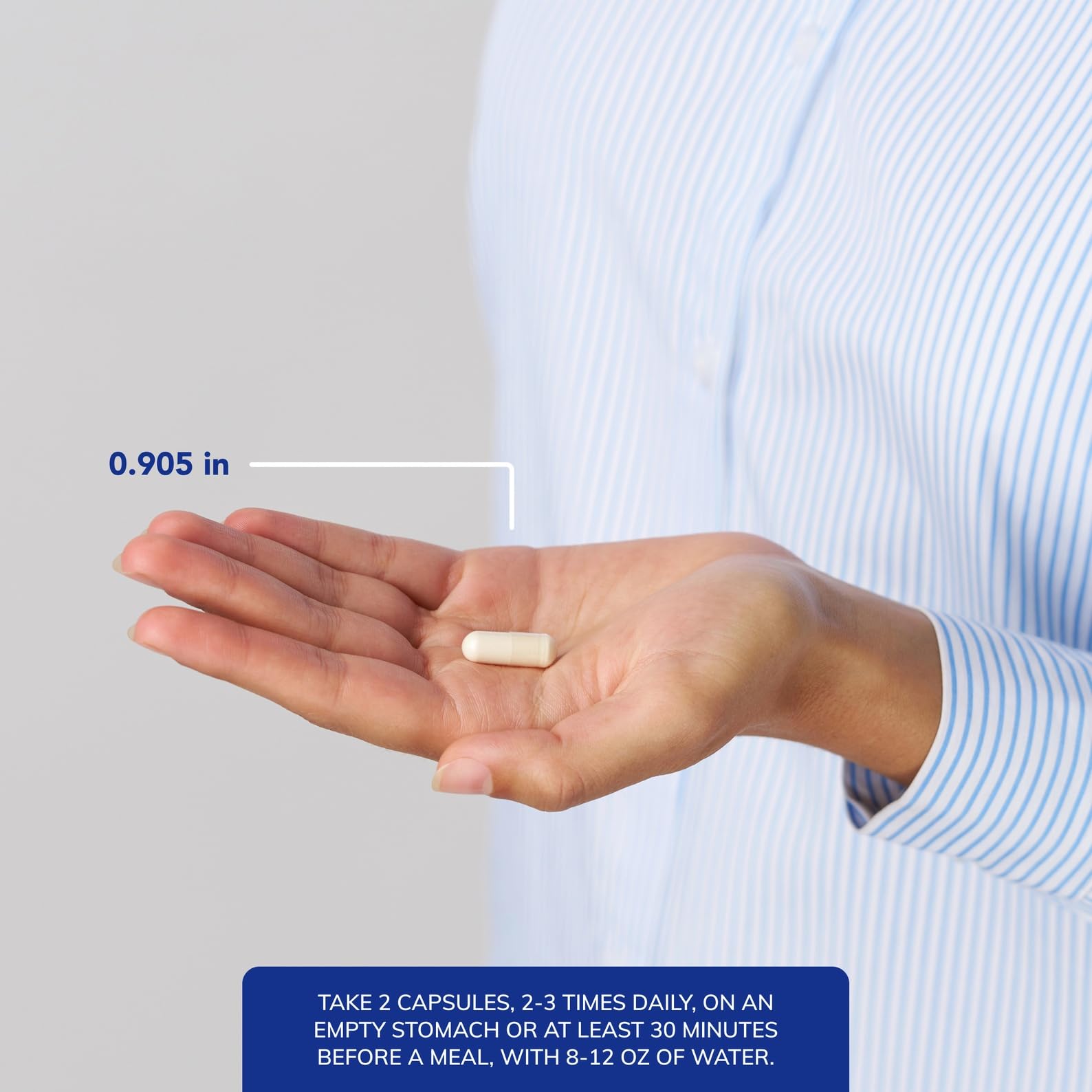 Pure Encapsulations cápsula en mano para comparar tamaño y dosificación práctica