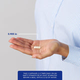 Pure Encapsulations cápsula en mano para comparar tamaño y dosificación práctica