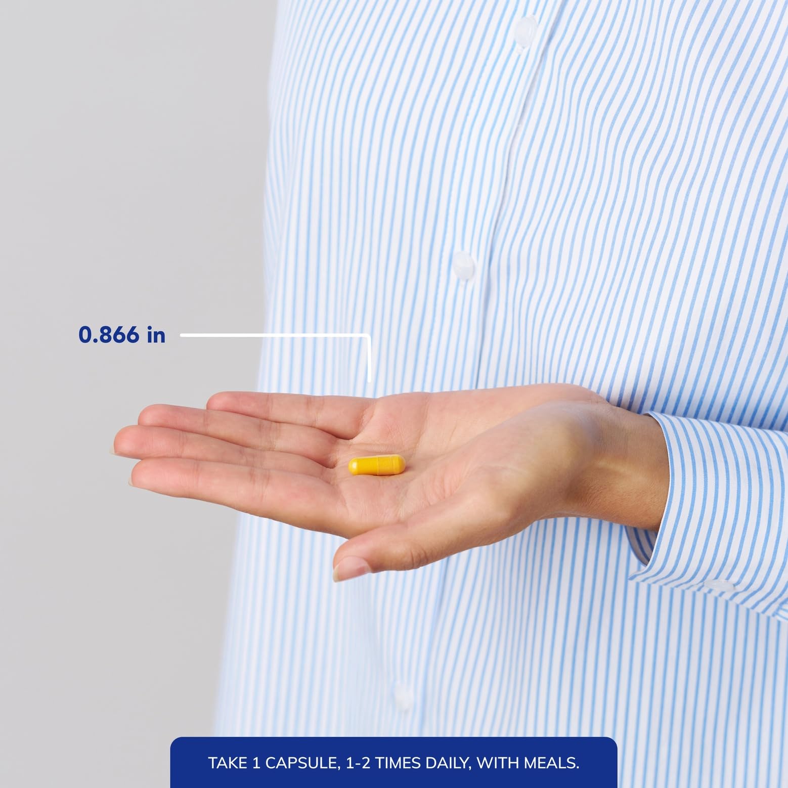Pure Encapsulations cápsulas en mano para comparar tamaño y dosificación práctica