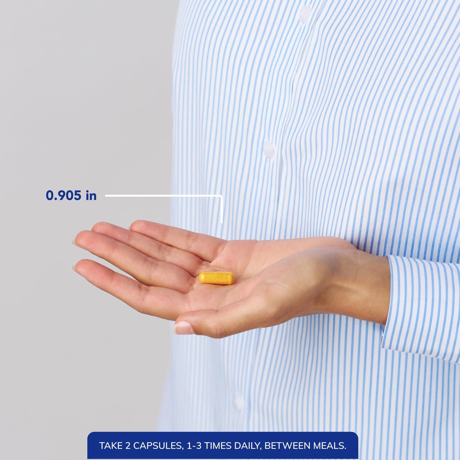 Pure Encapsulations suplemento en mano demostrando uso diario y conveniencia