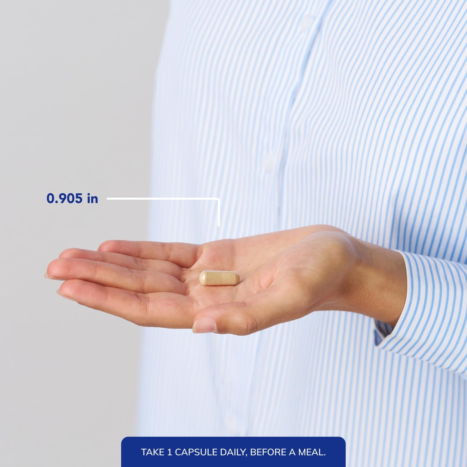 Pure Encapsulations bote abierto en manos, ilustra facilidad de uso diario