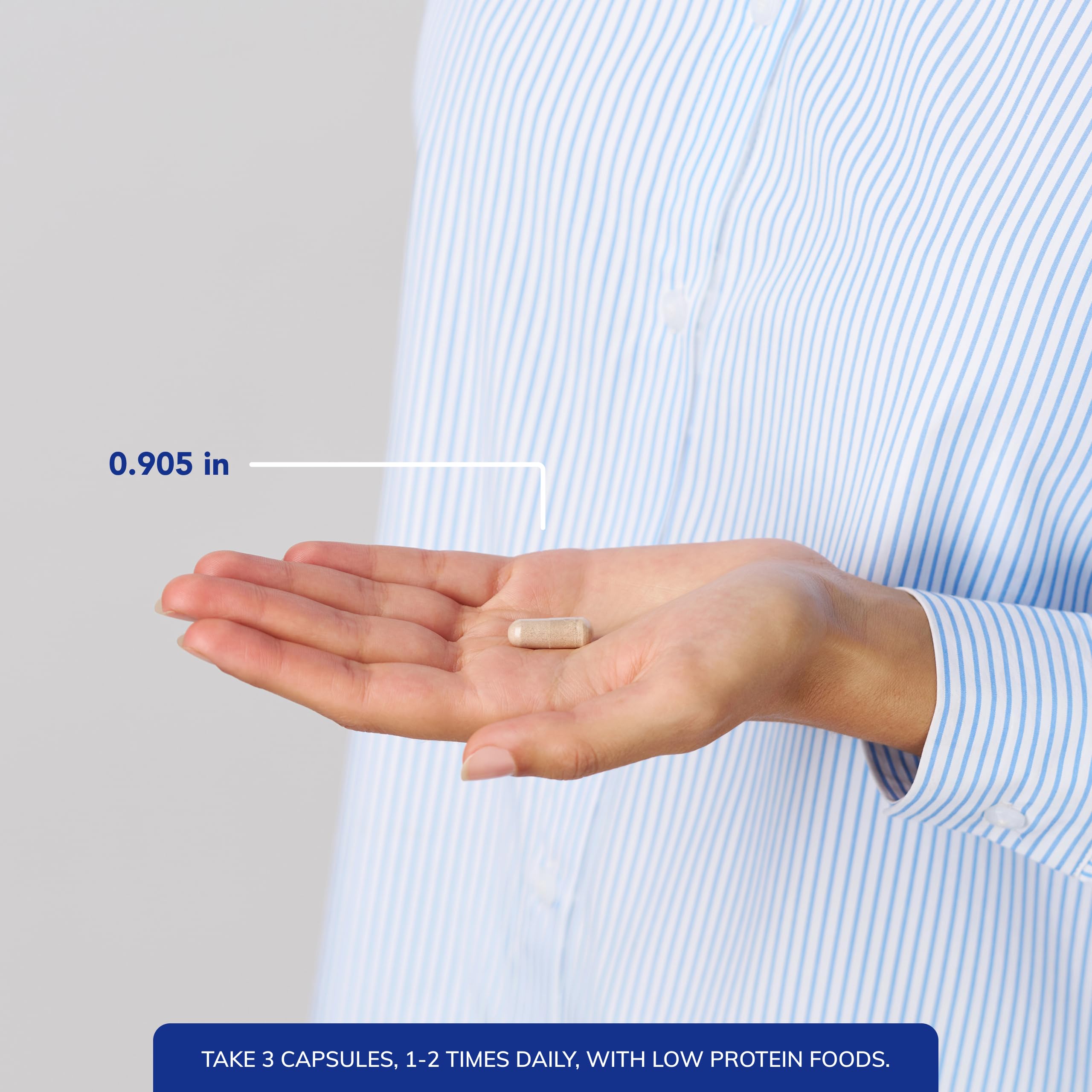 Pure Encapsulations DopaPlus envase abierto en mano, fácil dosificación mostrada